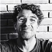 Diseñador gráfico con amplia formación en Branding, Diseño digital UX/UI